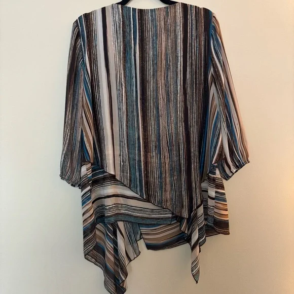 NWOT Chico’s Travelers Collection Women’s Striped Asymmetrical Blouse Size 2P - Picture 7 of 10